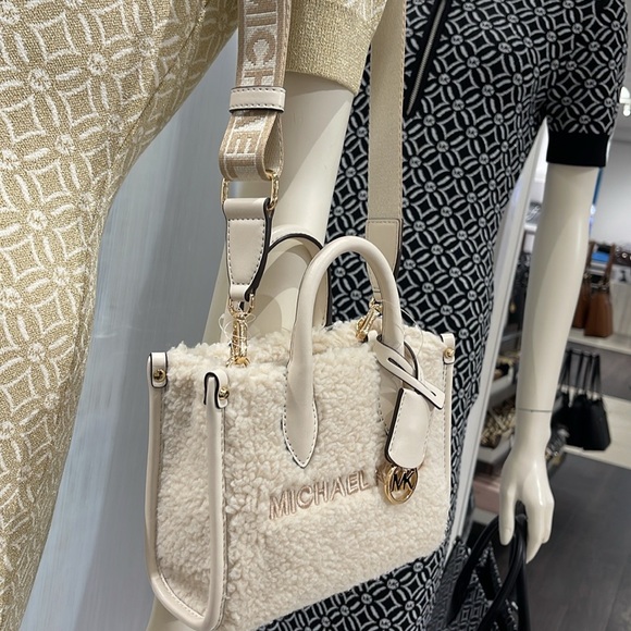 Michael Kors Mirella Extra-Small Sherpa XS SHOPPER XBODY
SHEARLING Crossbody - Picture 7 of 16